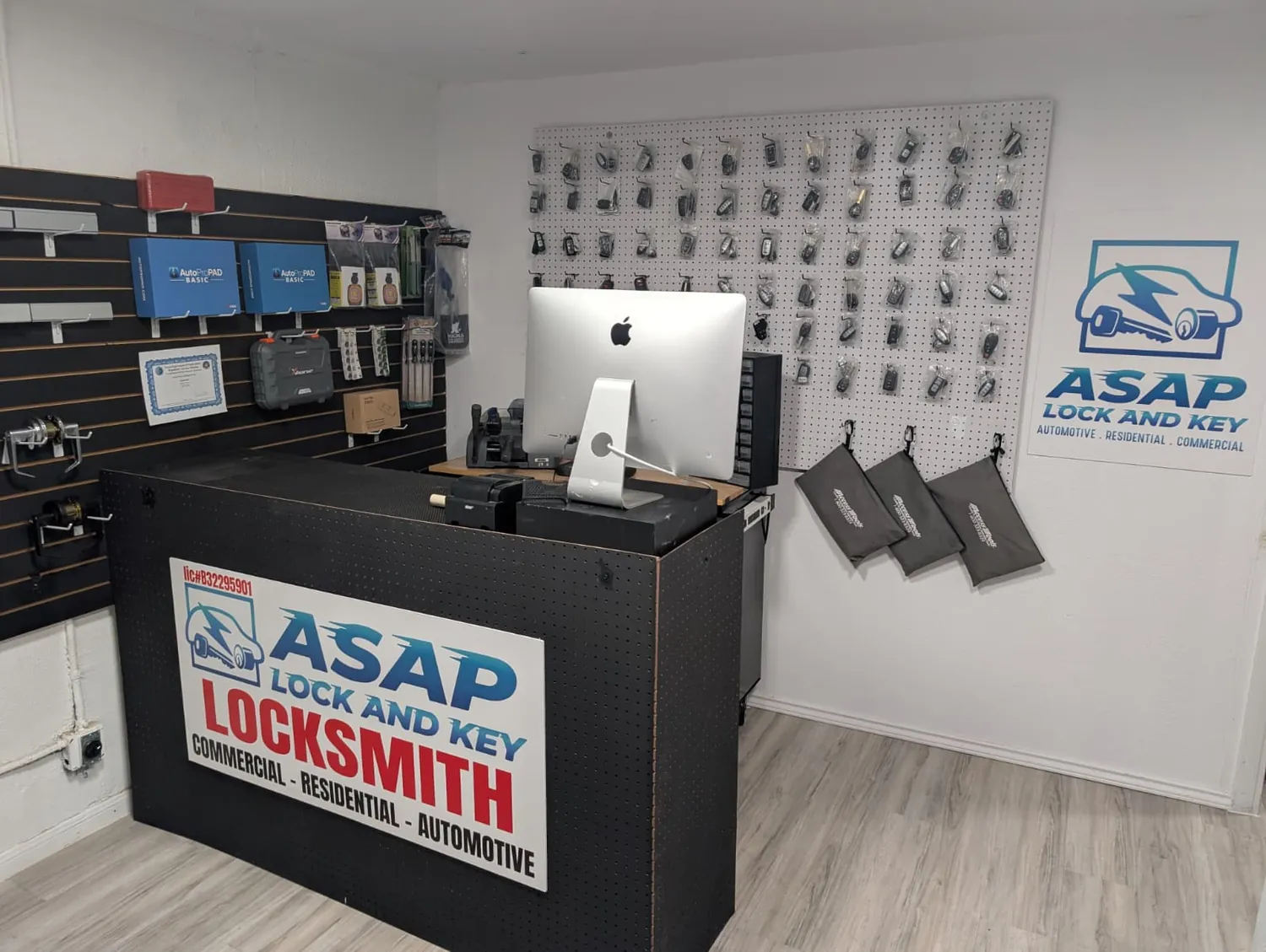 Customer counter with lock hardware and key equipment